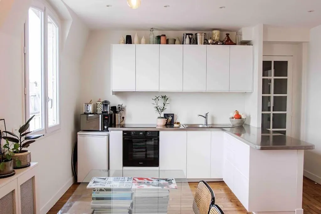 3 Pieces Lumineux Paris Montmartre Apartment